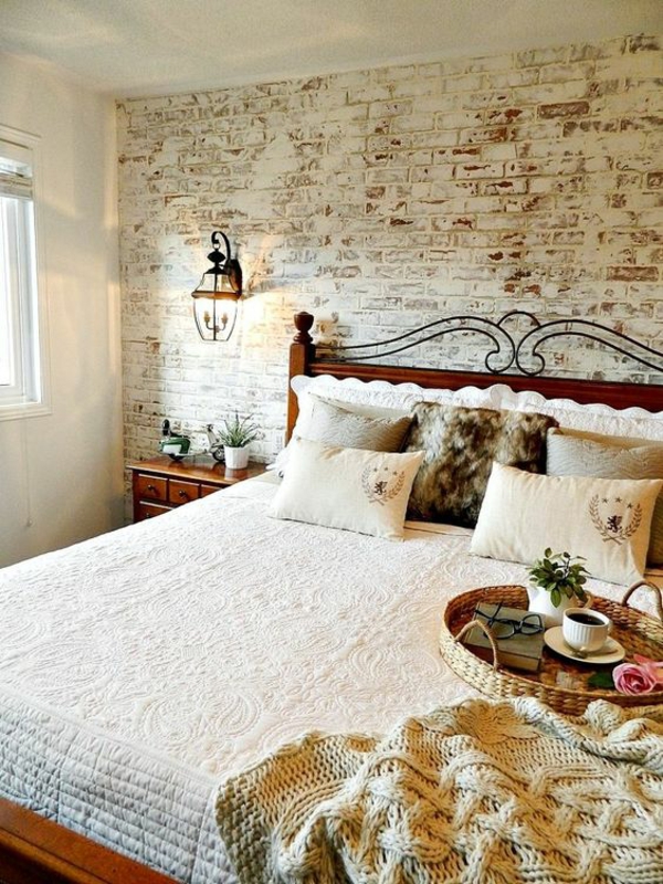 ziegelwand wunderschönes schlafzimmer gestalten ideen helle bettwäsche