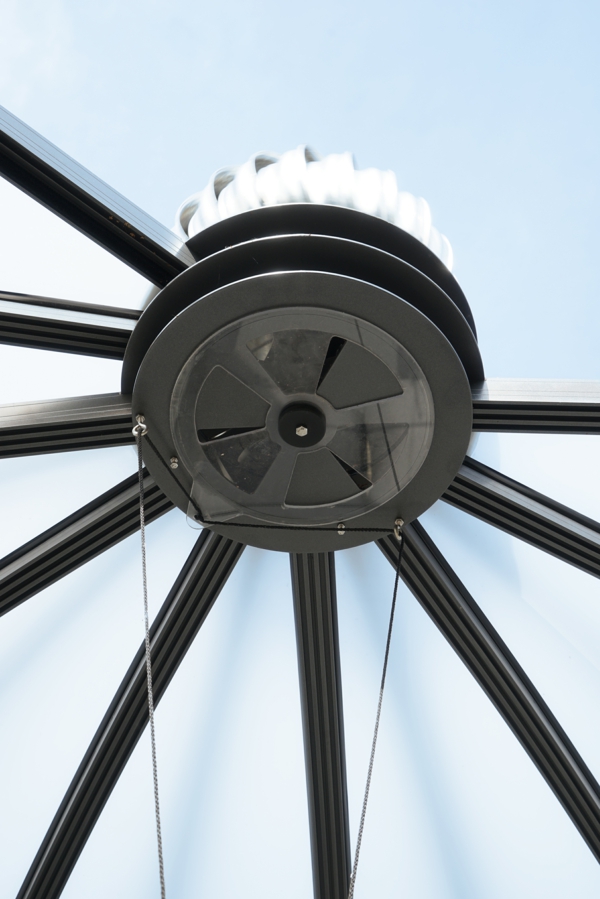 Der thermodynamische Windradlüfter im Pavillon Rondo sorgt für die nötige Luftzirkulation