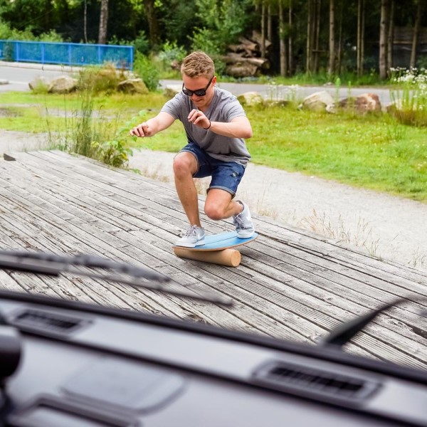Mit einem Balance Board das Wellenreiten auch zu Hause erleben auf dem patio trainieren