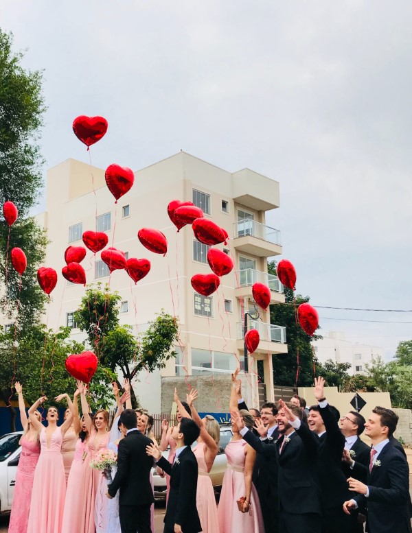 5 interessante Perspektiven für Hochzeitsfotos herzen ballons gäste