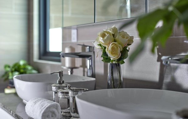 Mit künstlichen Pflanzen für das Badezimmer kreieren Sie ein echtes Paradies weißes bad mit rosen