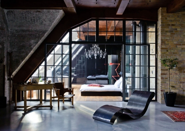 Neues Loft einrichten einzelne Bereich gut voneinander trennen Schlafbereich Wohnbereich Glaswand