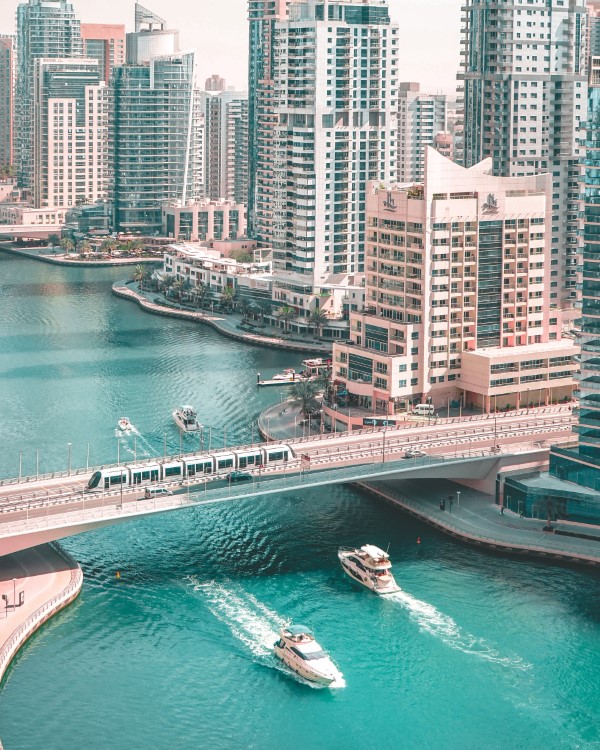 Leben in Dubai als Deutscher – 5 Dinge, die Sie als Tourist oder Expat wissen sollten luxus destination blaues wasser