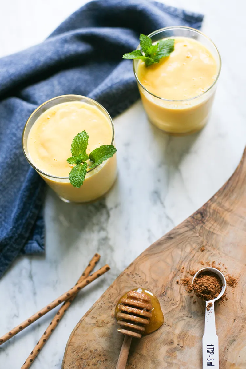 Fitness Snack Rezeptideen, die viel Energie spenden gelbe smoothies mit mango