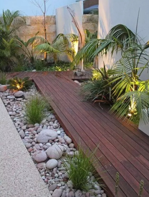 Gartenwege aus Holz Steine Palmen dekorative Gräser