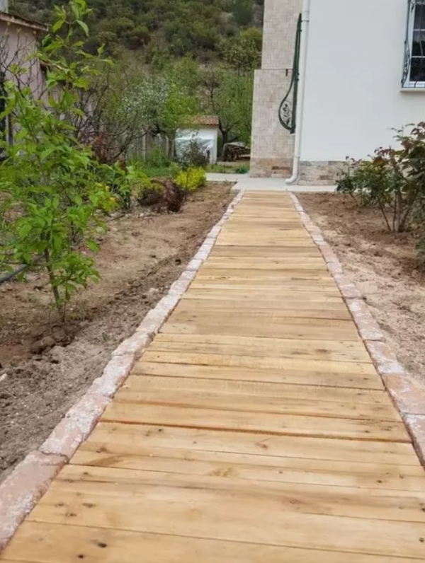 Gartenwege aus Holz selber anlegen ohne professionelle Hilfe Naturgarten schaffen