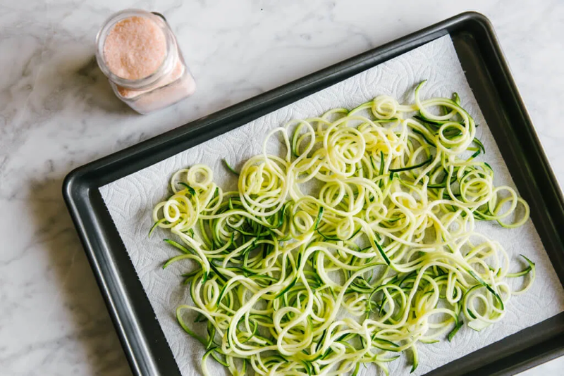 Low-Carb Zucchini Spaghetti ohne Gluten selber machen zoodles knusprig machen salz