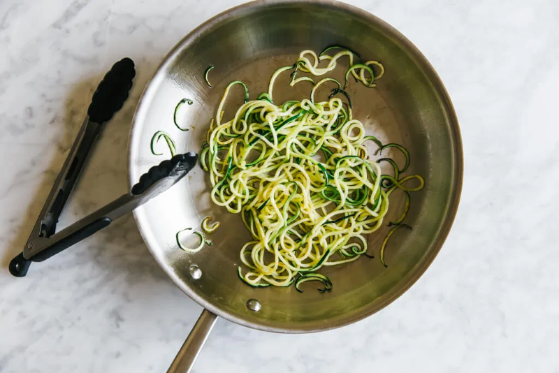 Low-Carb Zucchini Spaghetti ohne Gluten selber machen zoodles leicht anbraten