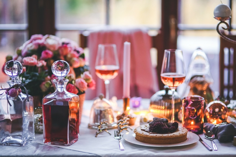 festliche Tafel mit Speisen und Roséwein
