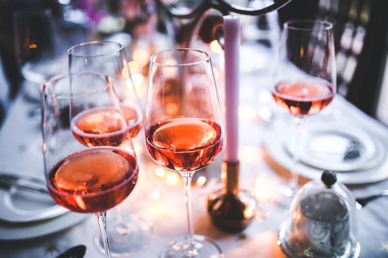 Roséwein in Gläsern auf dem Tisch 