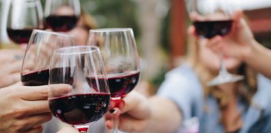 Freunde trinken Rotwein in Gläsern