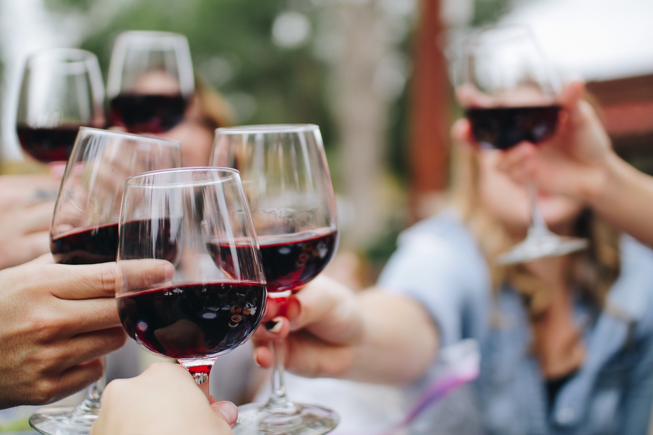 Freunde trinken Rotwein in Gläsern