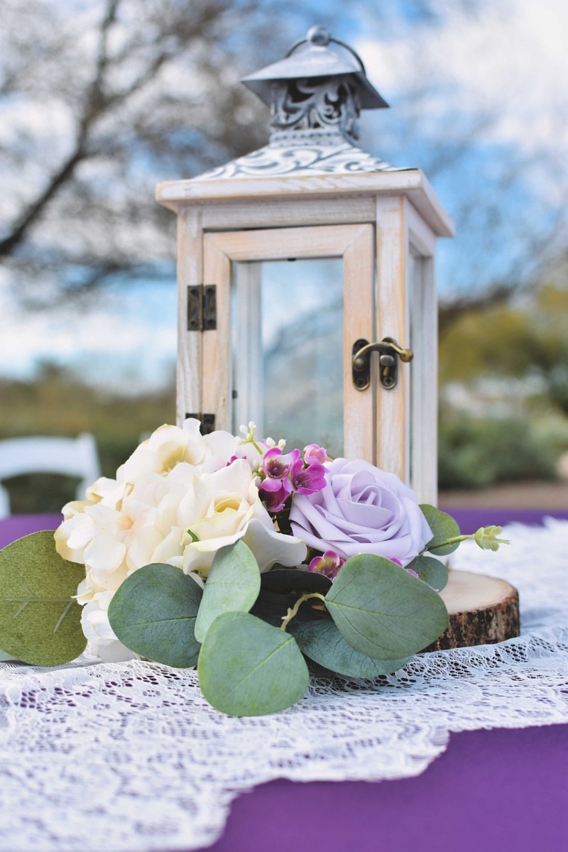 Hochzeitstischdeko mit Laterne, Eukalyptus und Rosen 