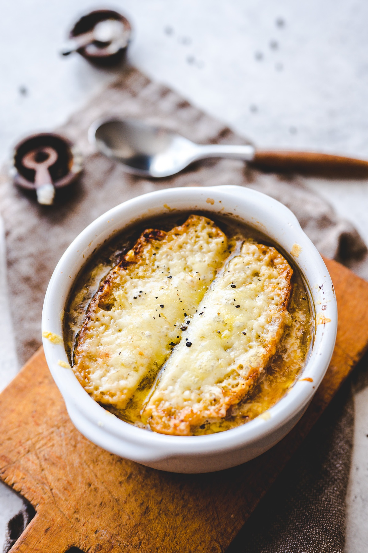 Zwiebelsuppe mit zwei Scheiben Brot und Käse