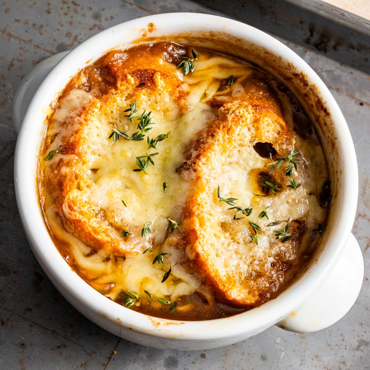 eine Zwiebelsuppe zu Hause zubereiten und genießen