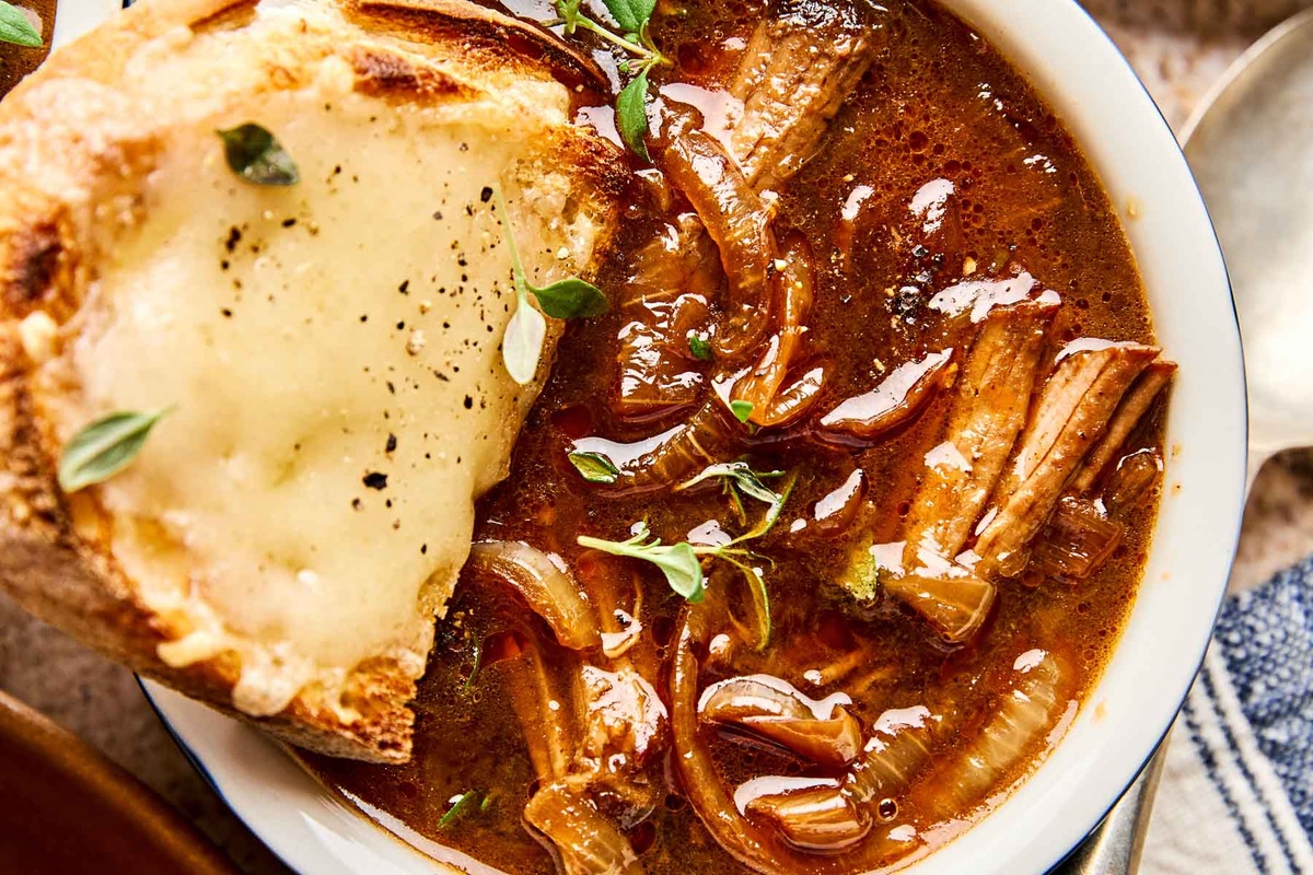 warme Zwiebelsuppe mit Scheibe Brot