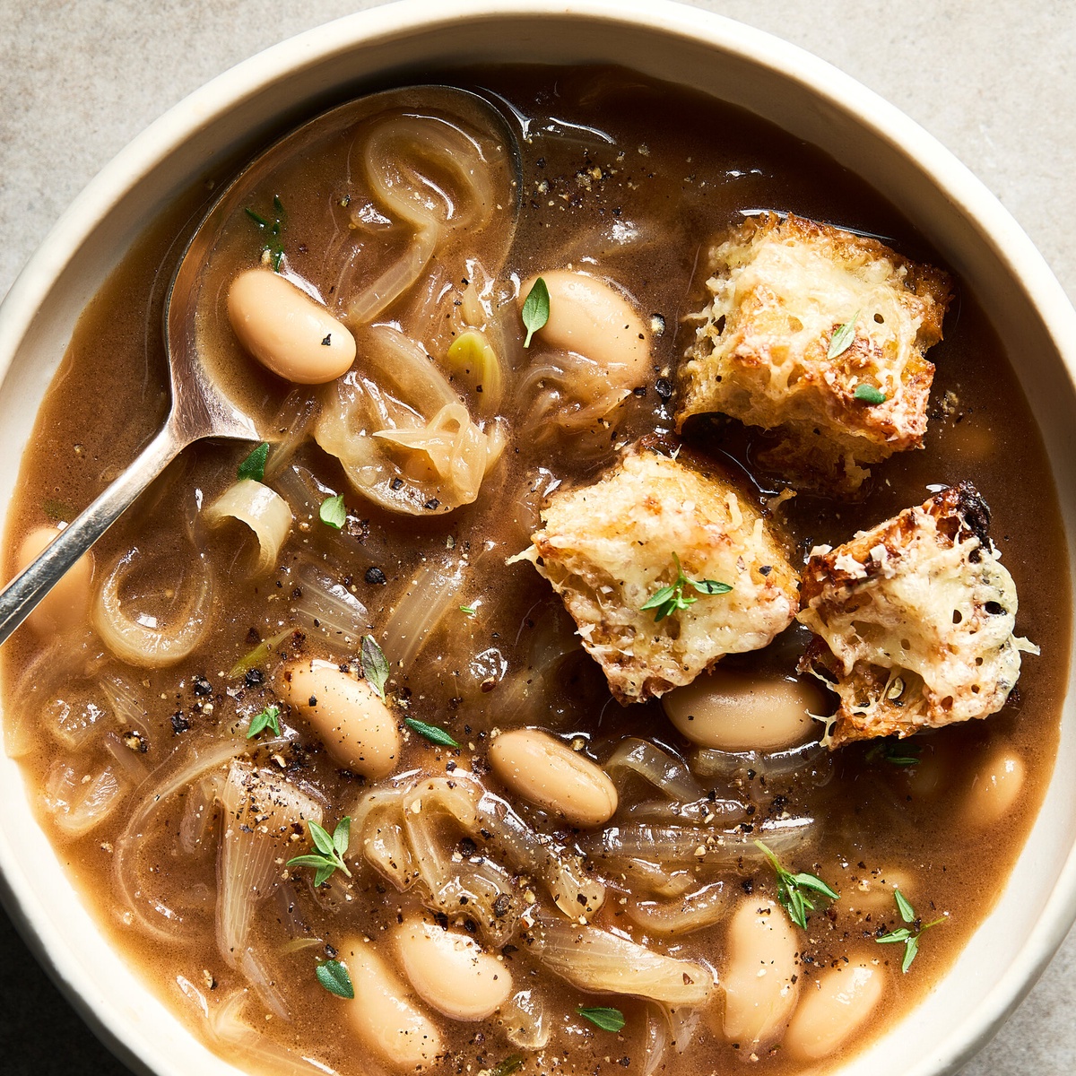 klare Zwiebelsuppe mit weißen Bohnen