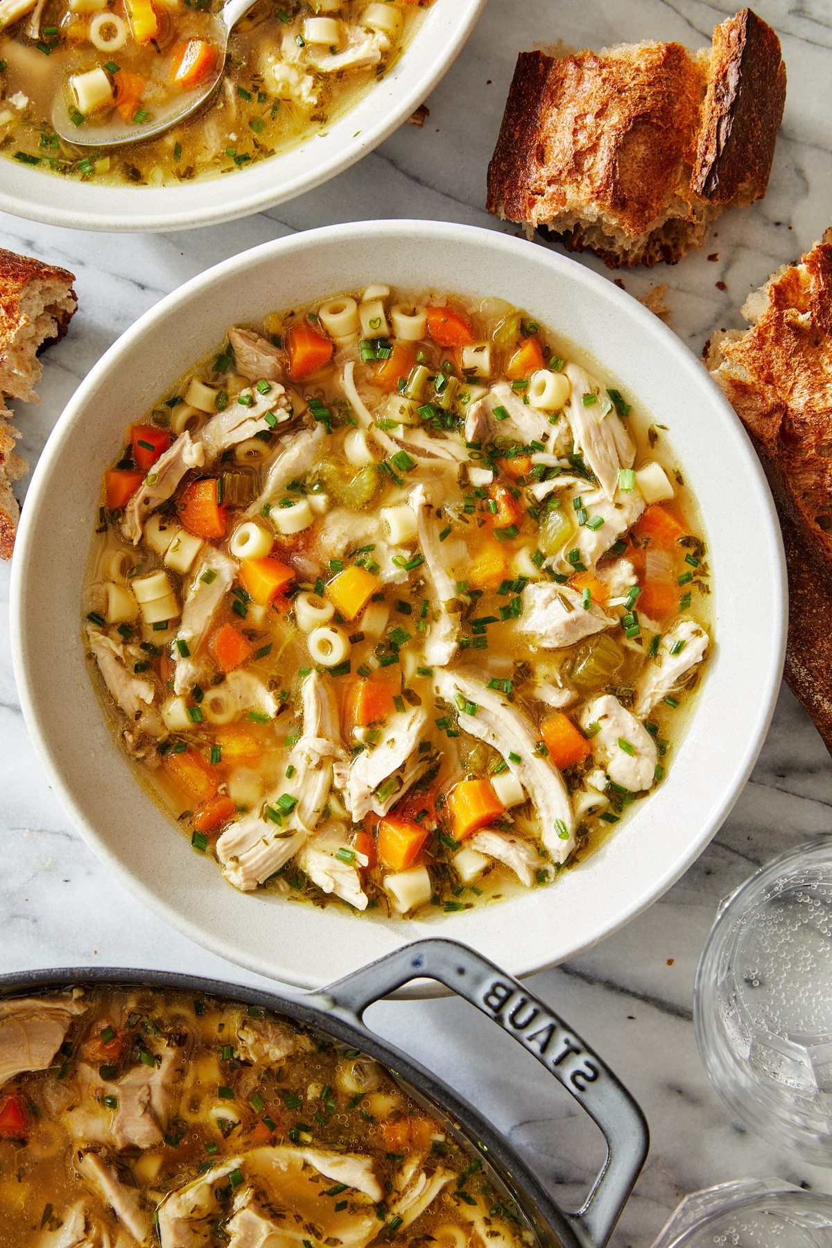 Hühnersuppe mit Nudeln und Gemüse kochen