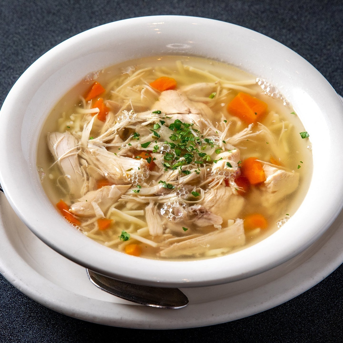 klare Hühnersuppe mit Karotten und Nudeln