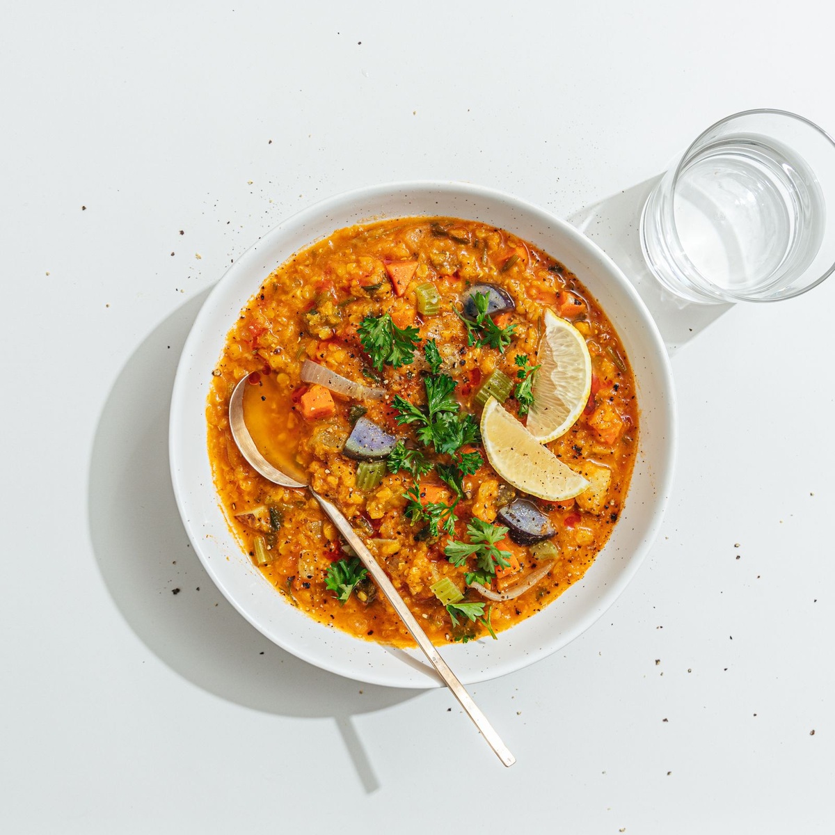 dicke Suppe mit scharfer Paprika und Gemüse