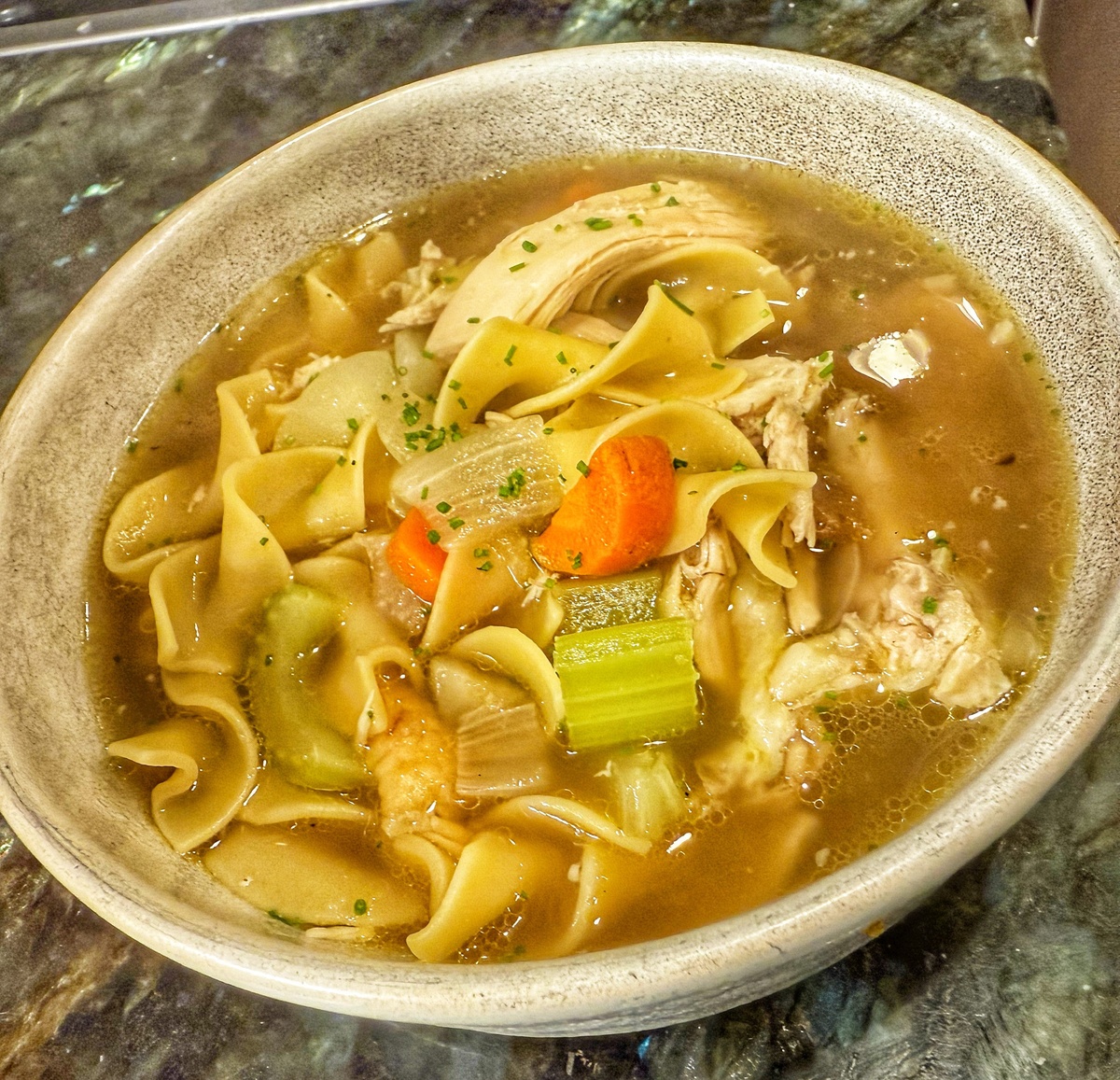 klare Hühnersuppe mit Nudeln und Gemüse