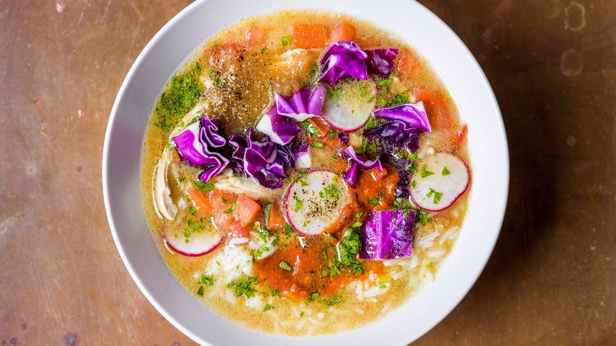 verschiedene Gemüsearten kochen und eine Gemüsesuppe essen