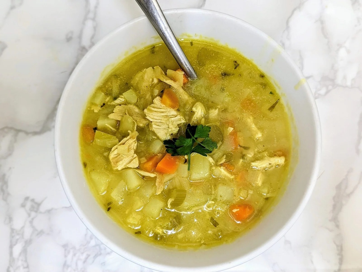 klare Hühnersuppe mit Gemüse zu Hause zubereiten