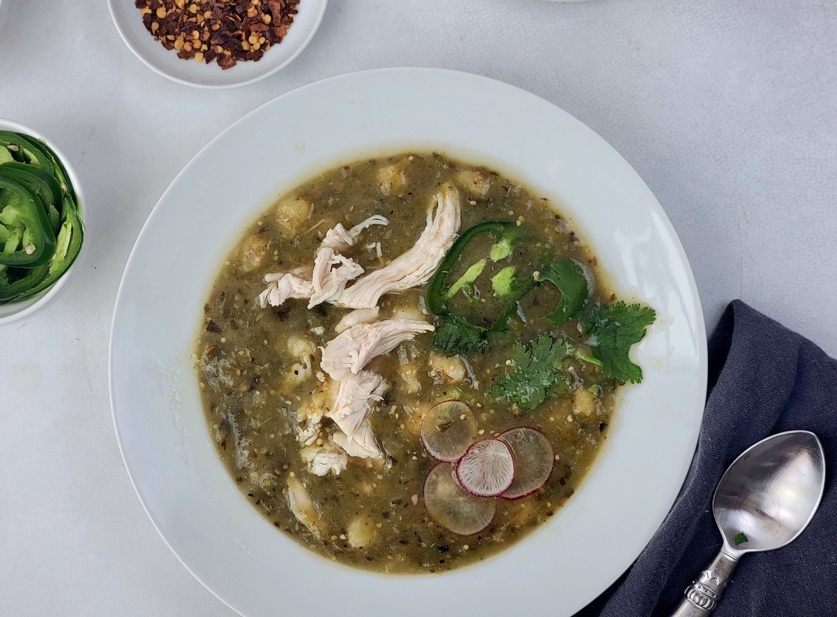 Hühnersuppe mit Radieschen und Petersilie