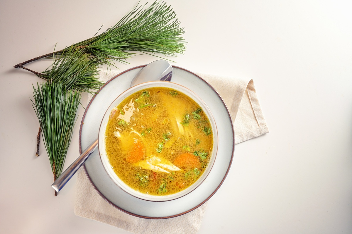 klare Hühnersuppe als Heilmittel bei Grippe